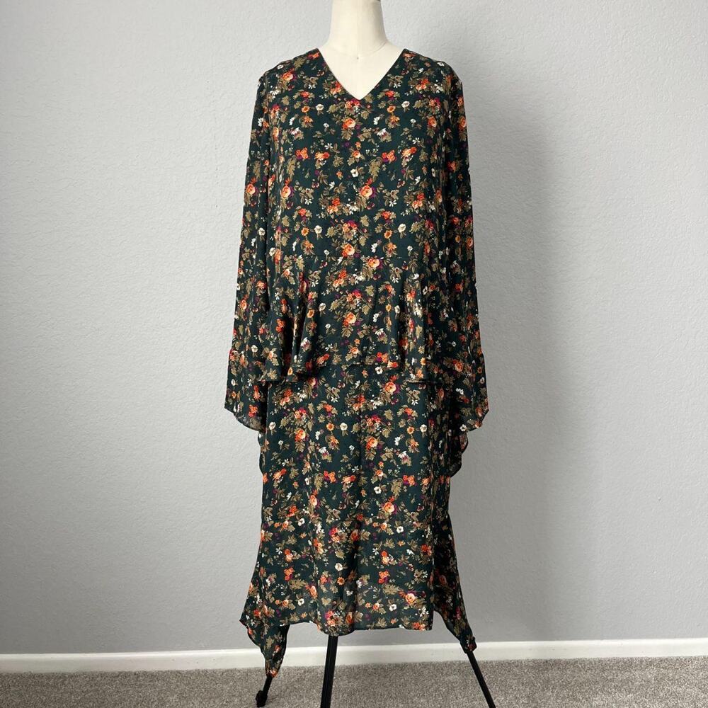 ✨ Super cute V-neck floral tiered ruffle dress! NWT✨